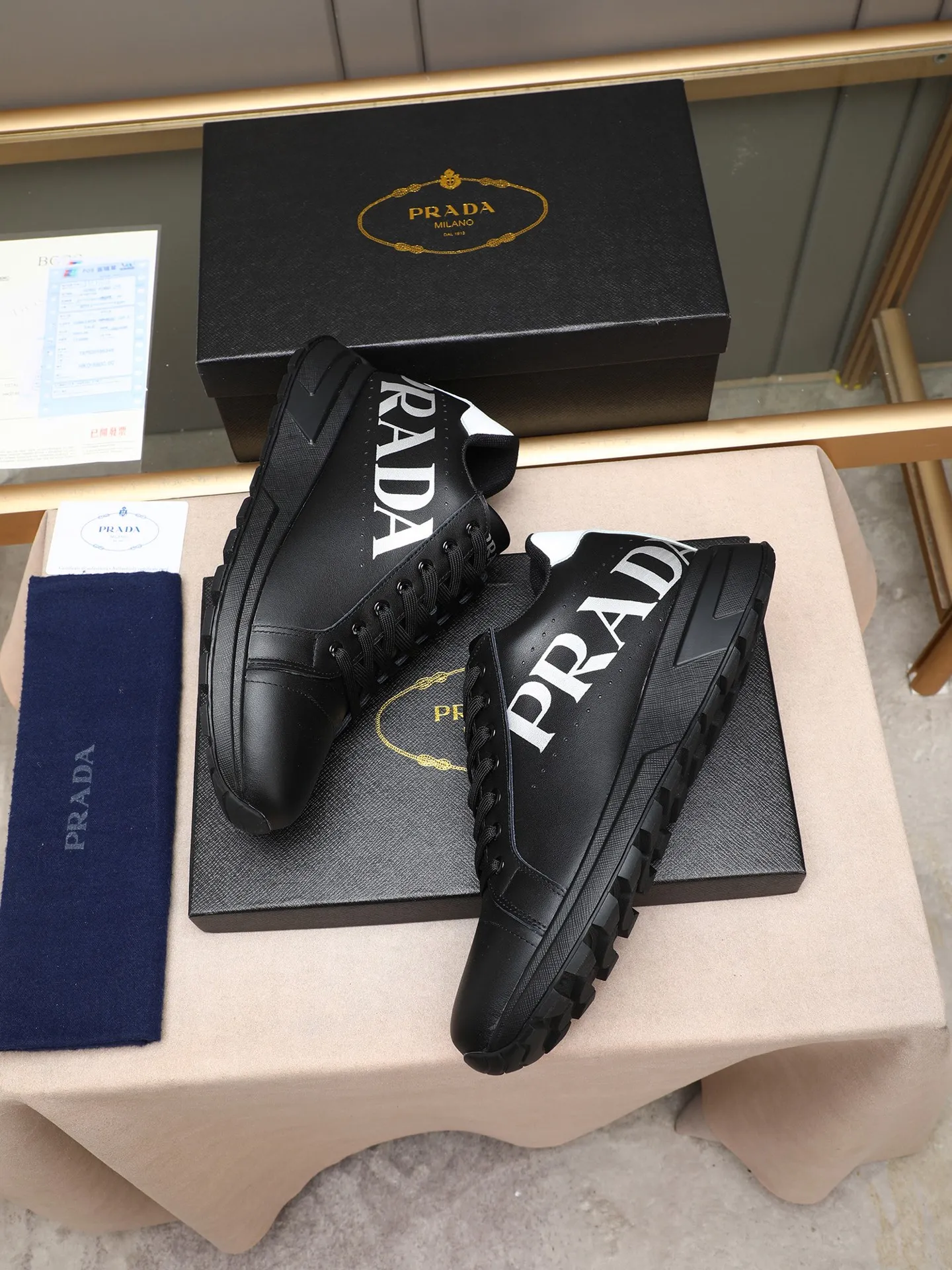 Men's shoes 💰460 PRADA's new model is on the market, the picture above is a must-sell! Fashionable casual men's shoes, trendy and versatile, relaxed and sporty style, imported cowhide leather uppers 3D printed and ultra-fine workmanship. Light and comfortable on the feet, available in 5 colors! 38-44(45 customized)